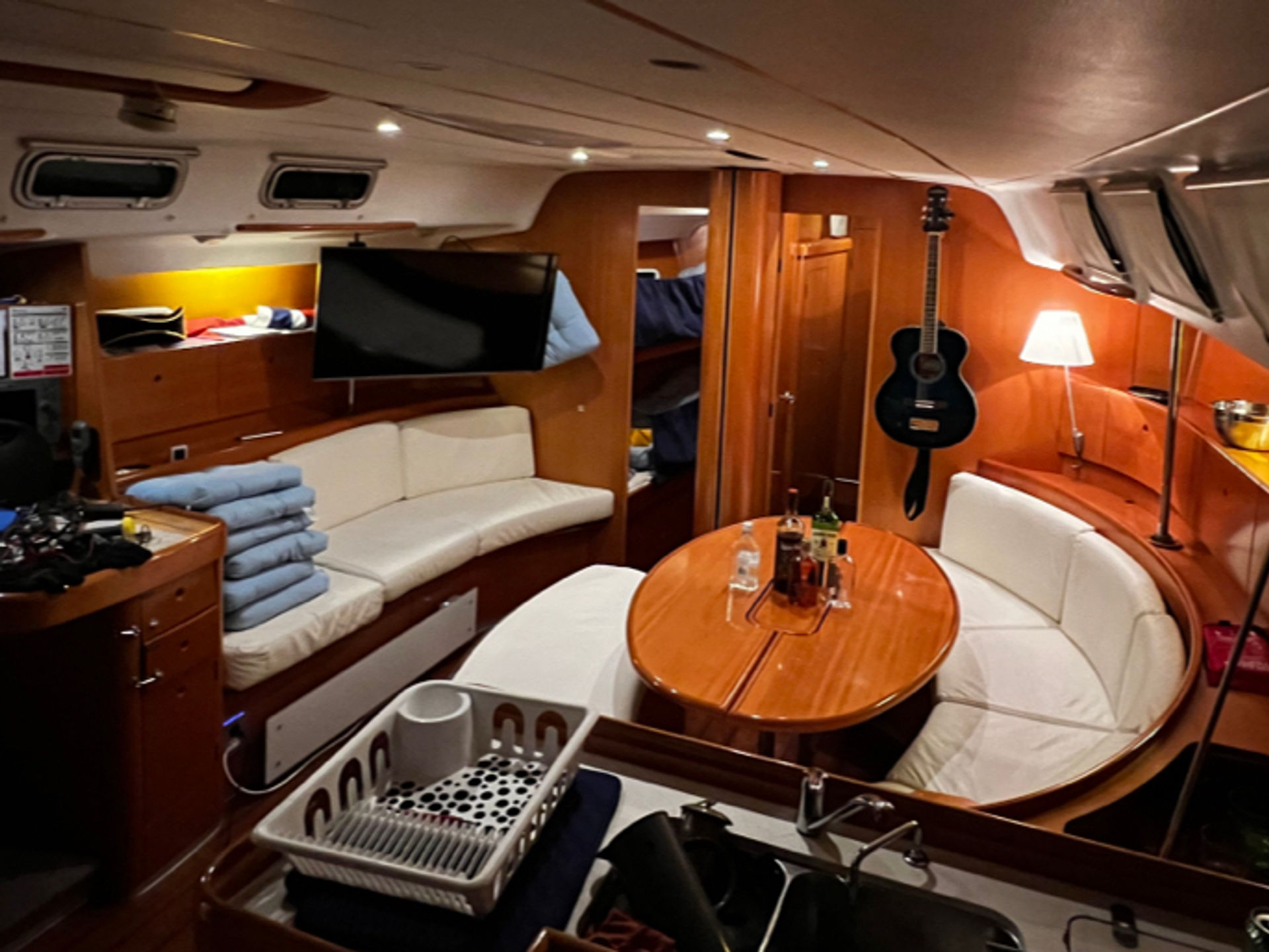 5496476720000105598_Blue_Dawn_-_interior.jpg