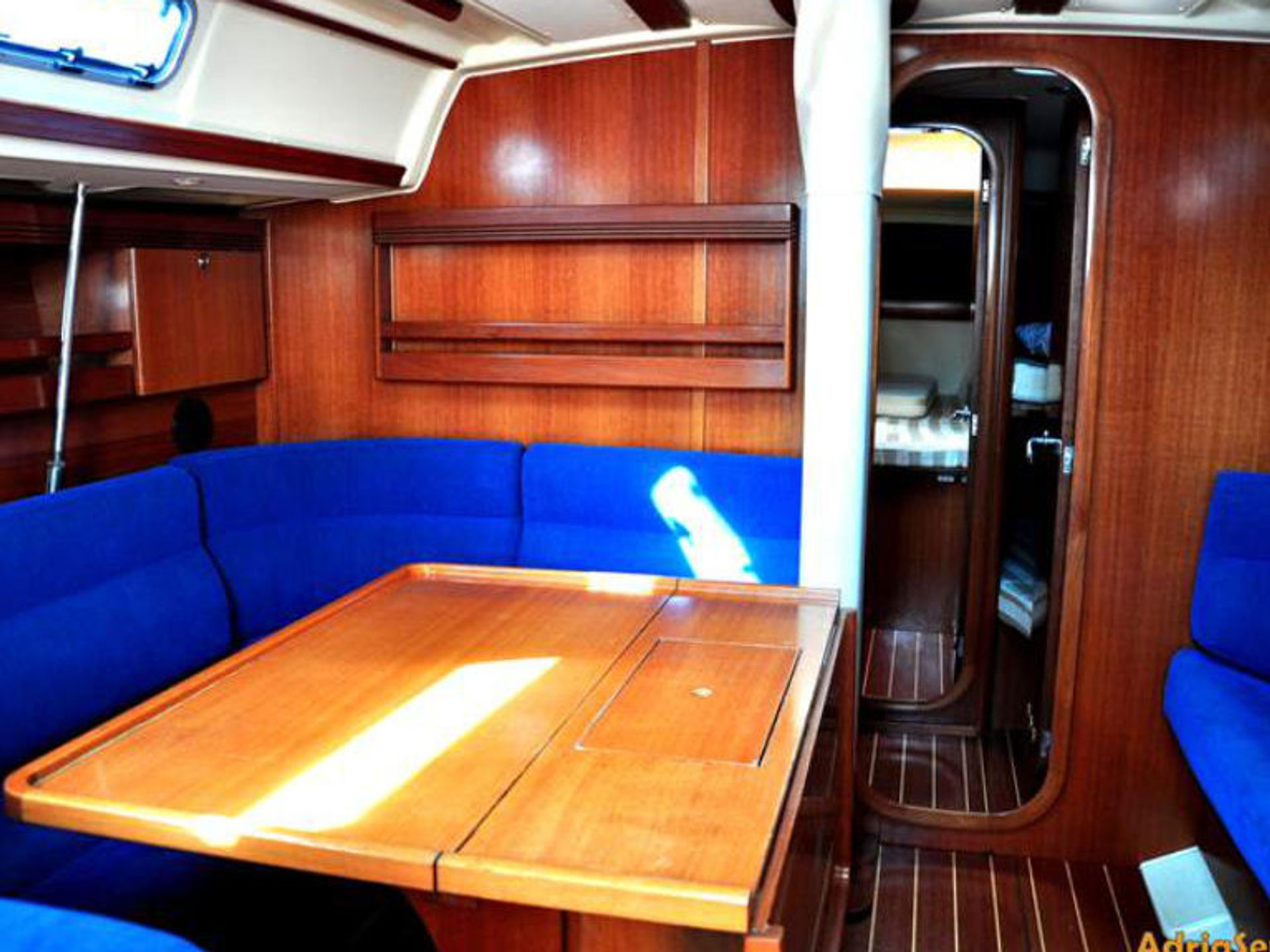 5565739450000100426_Happy-AS_interior.jpg