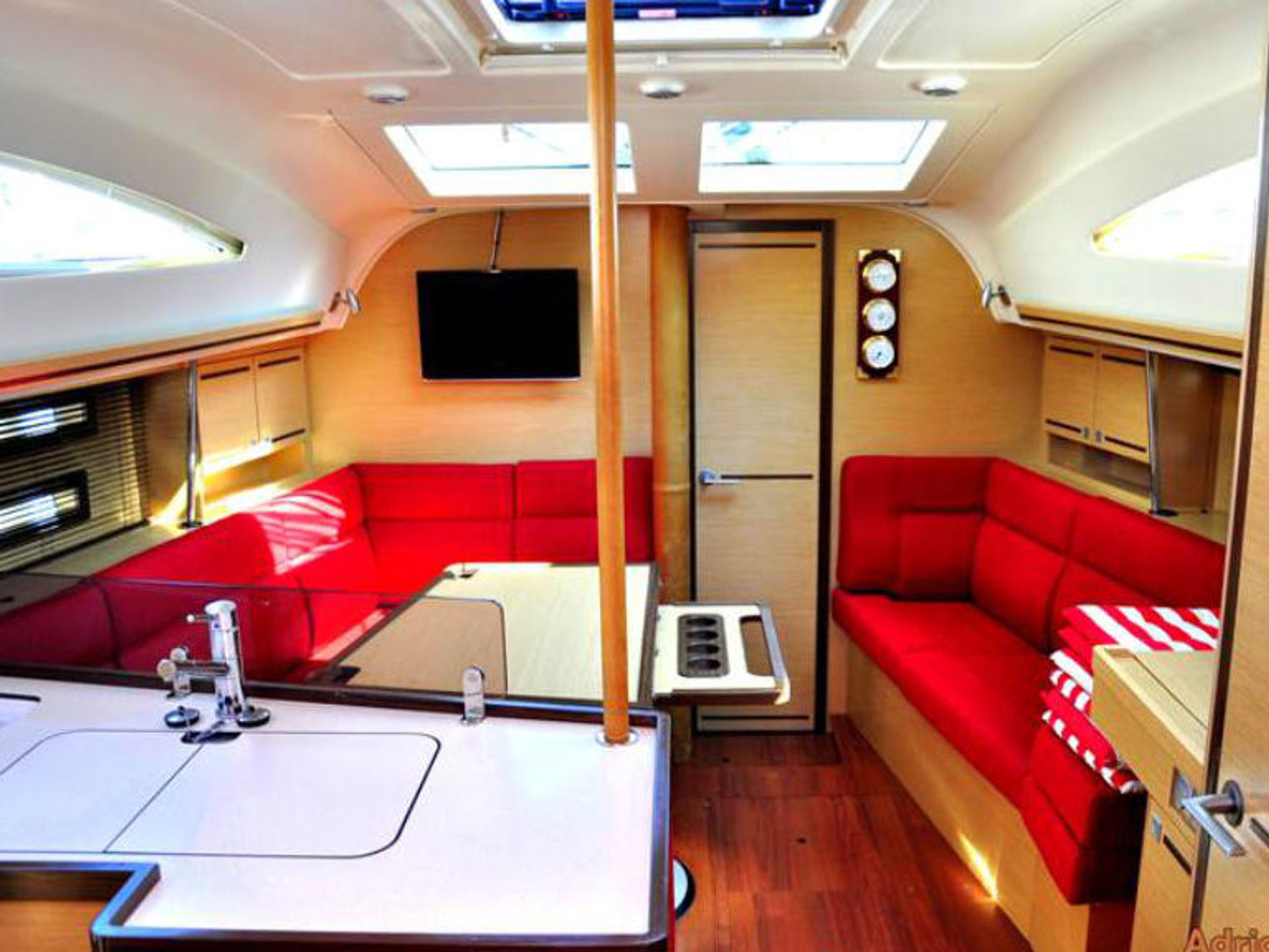 5565754880000100426_Orca-V_interior.jpg