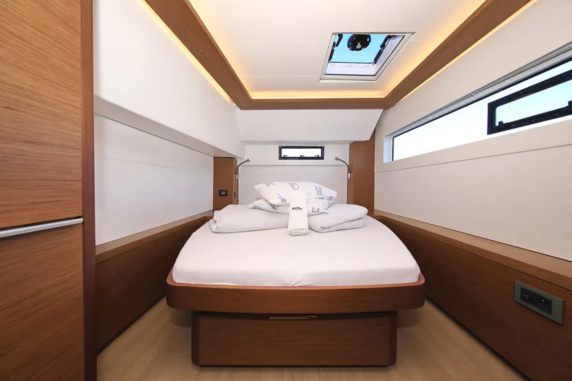 5568528750000101502_Euphoria_3-interior_8.jpg
