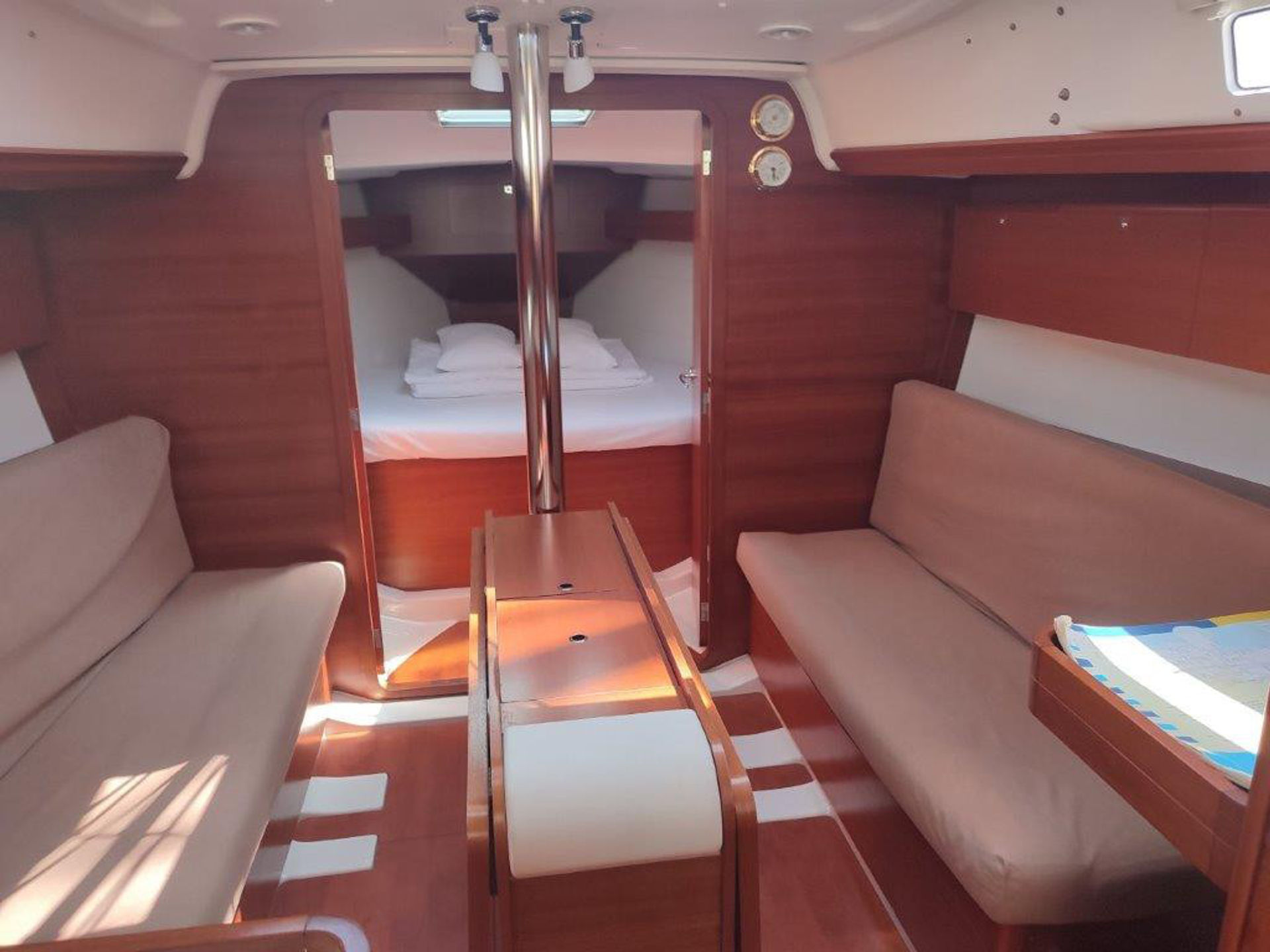 5573078880000100426_Spinaker_interior.jpg