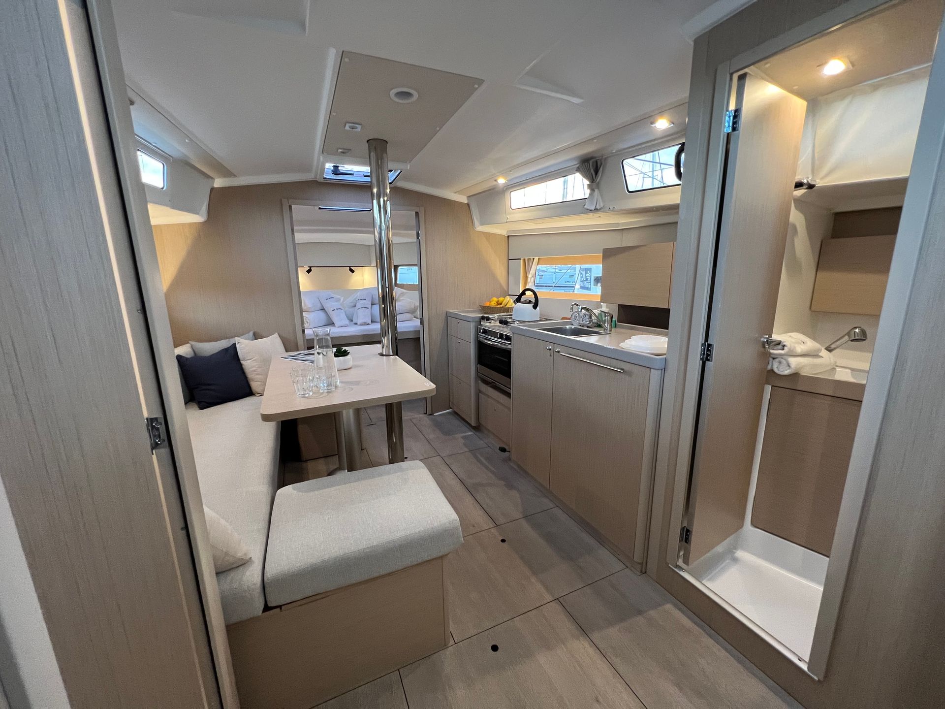 5600371146503501_Beneteau_Oceanis_38.1_Jana_int_03.JPG