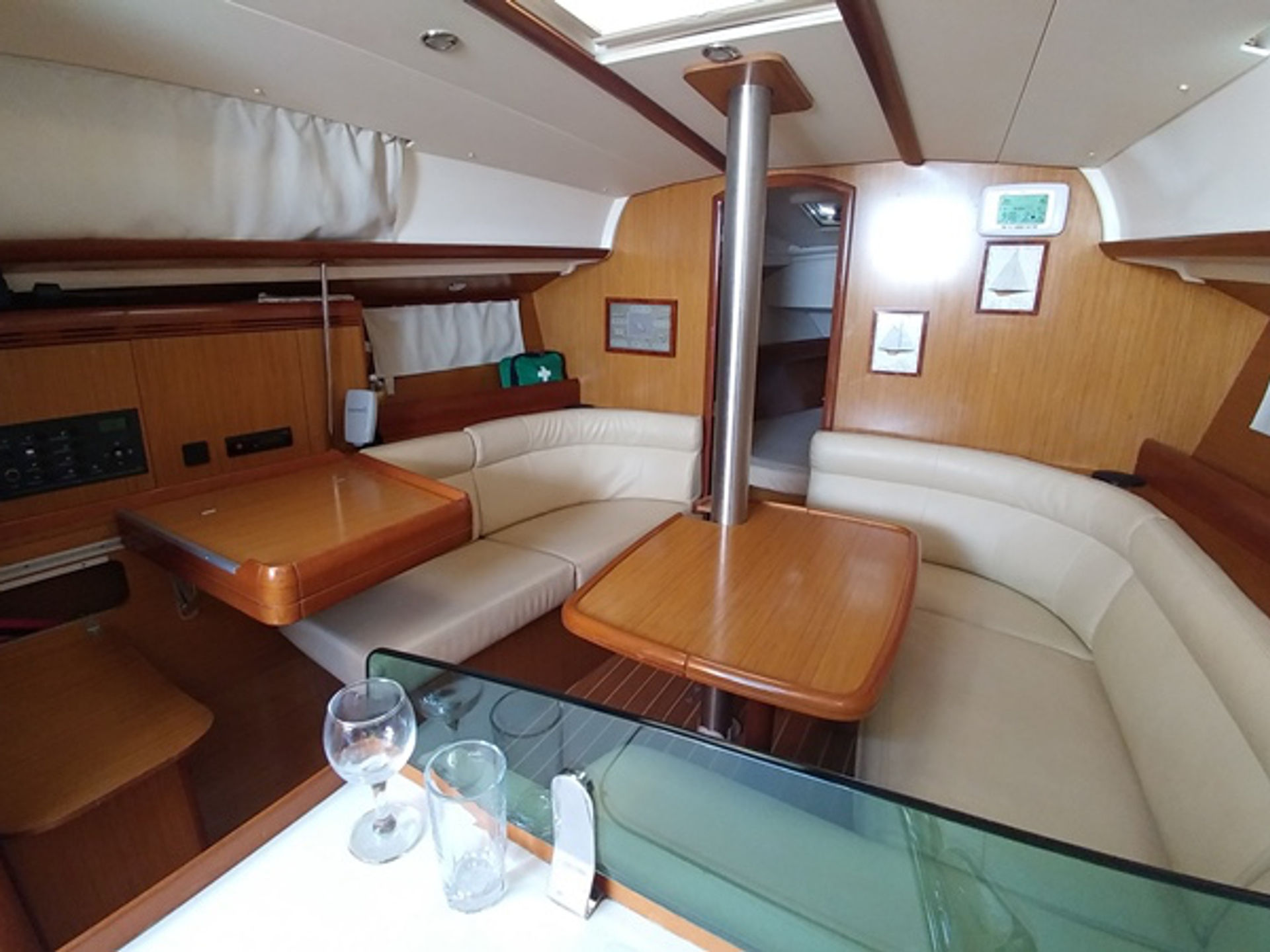 5607537150000106832_Catrina_interior.jpg