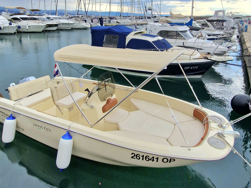 Invictus Yacht 90 Invictus 190