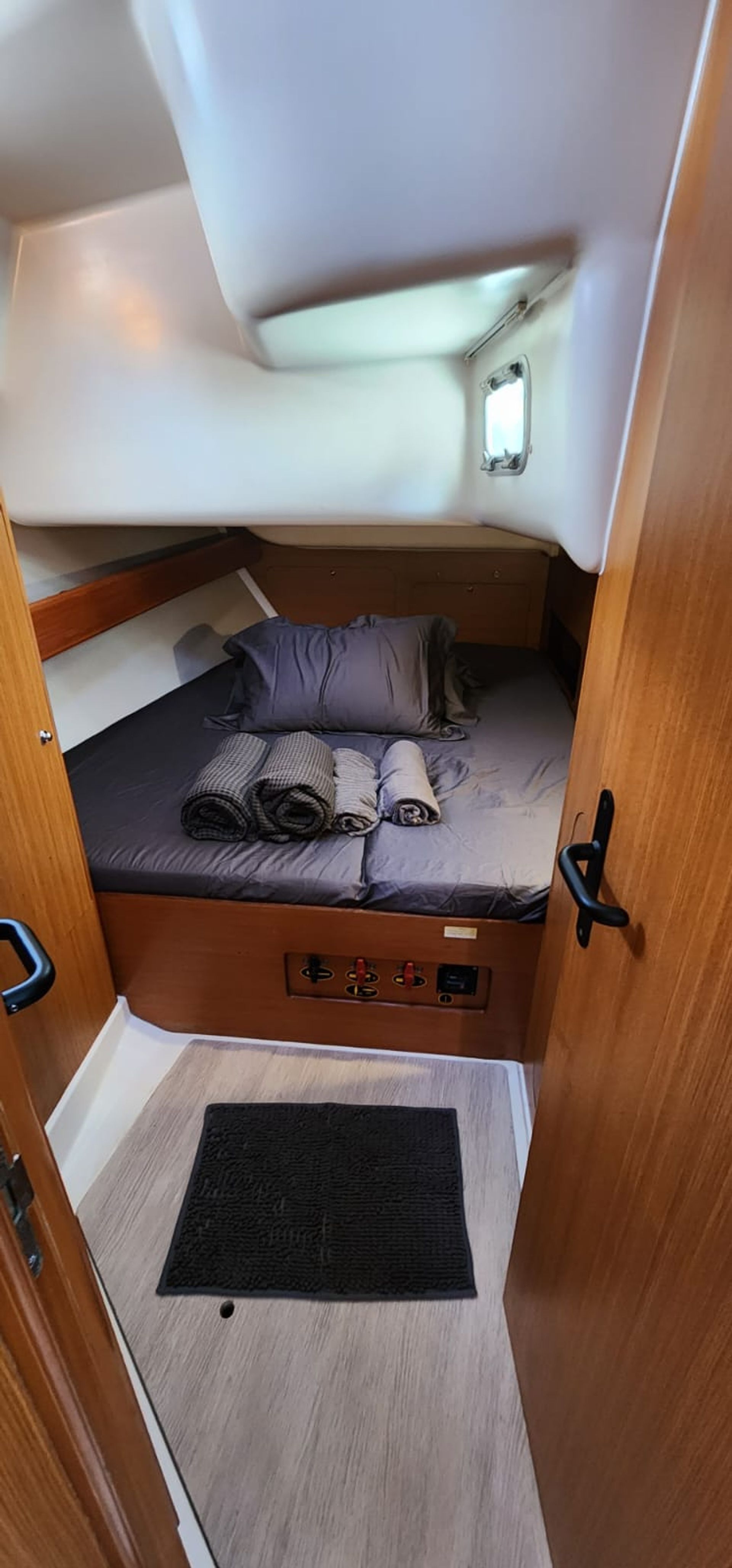 5665580868003735_GR_aft_stb_cabin.jpeg