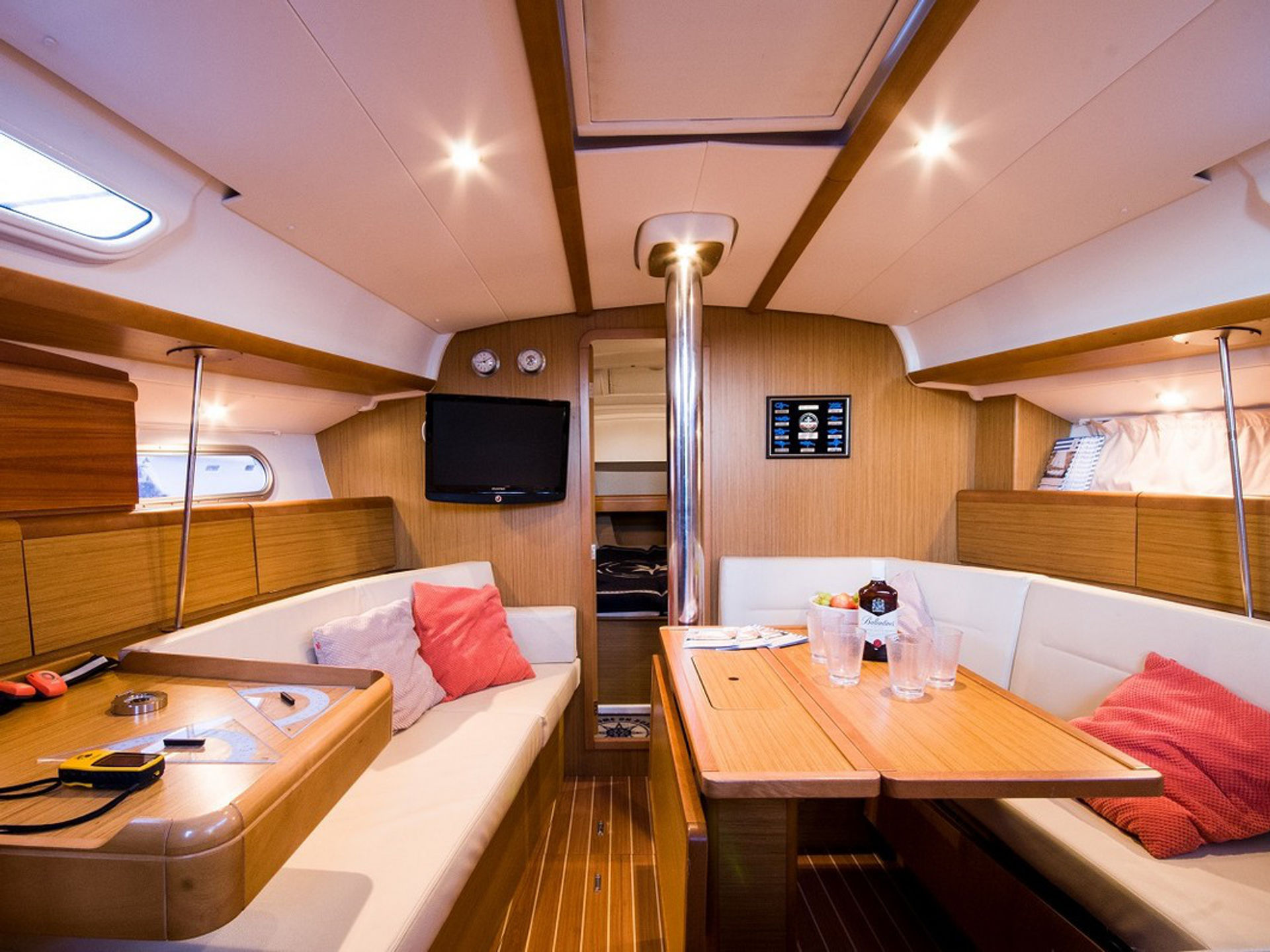 5710262060000106955_Sun_Odyssey39i_interior.jpg