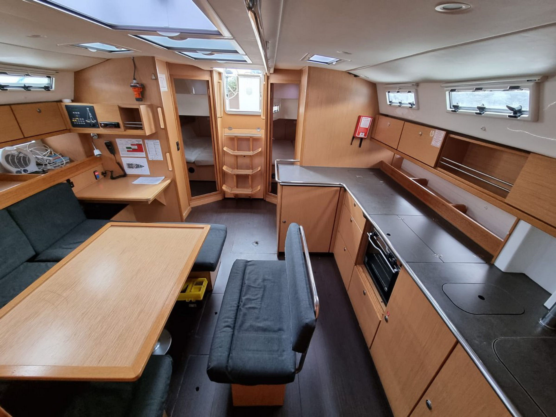 5710451120000106955_Bavaria_45_interior.jpg