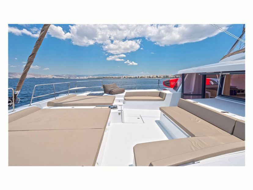 Bali Catamarans 5.4 License to chill