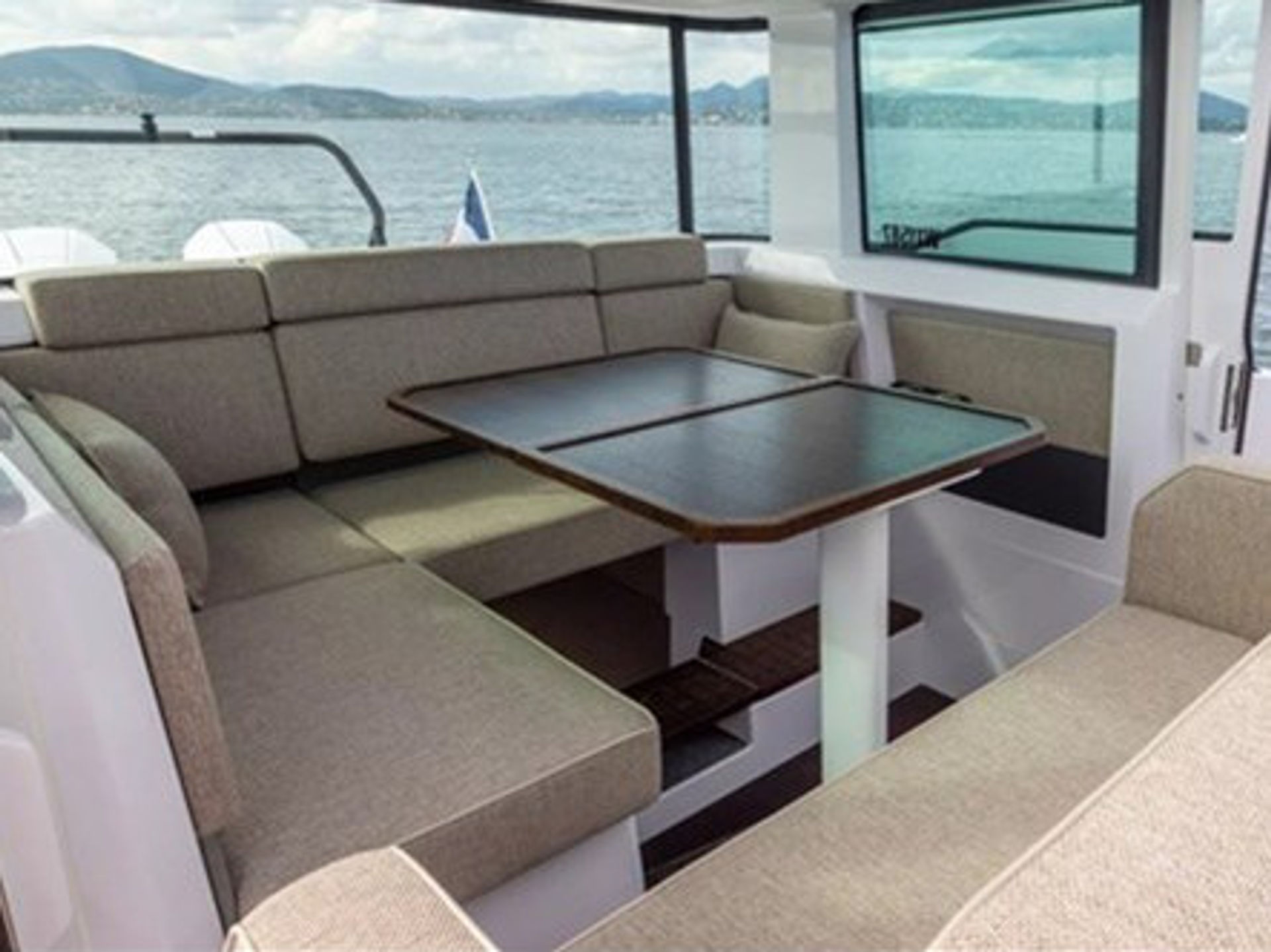 6099489120000102701_Axopar_interior.jpg