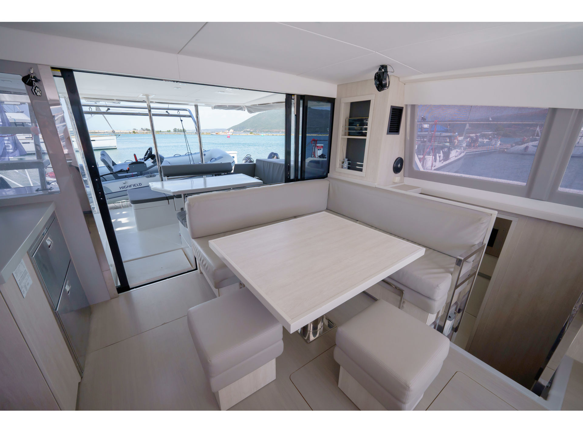 6118982710000102193_Leopard43PC_interior.jpg