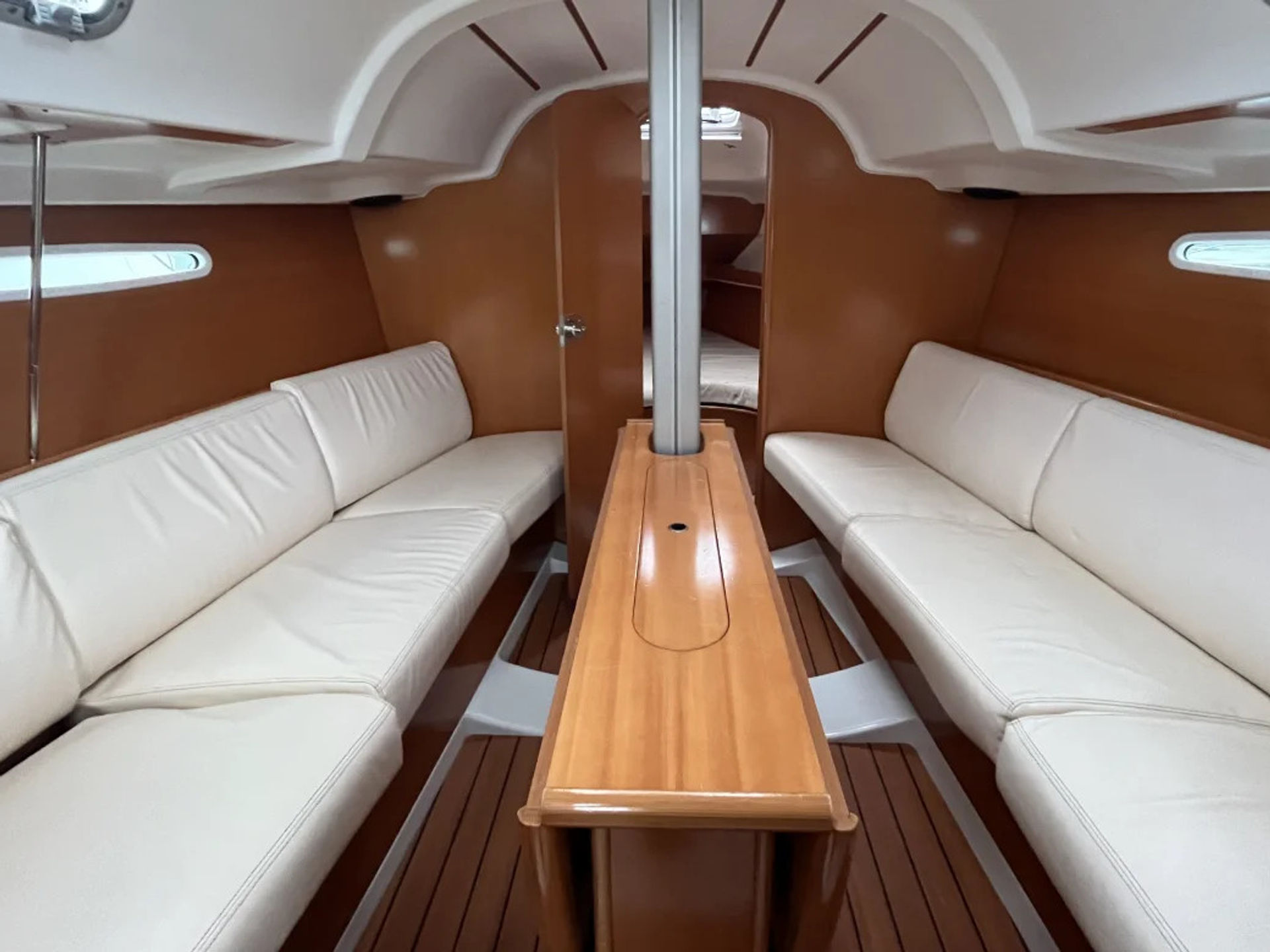 6126433130000107246_Tiaga_interior.jpg