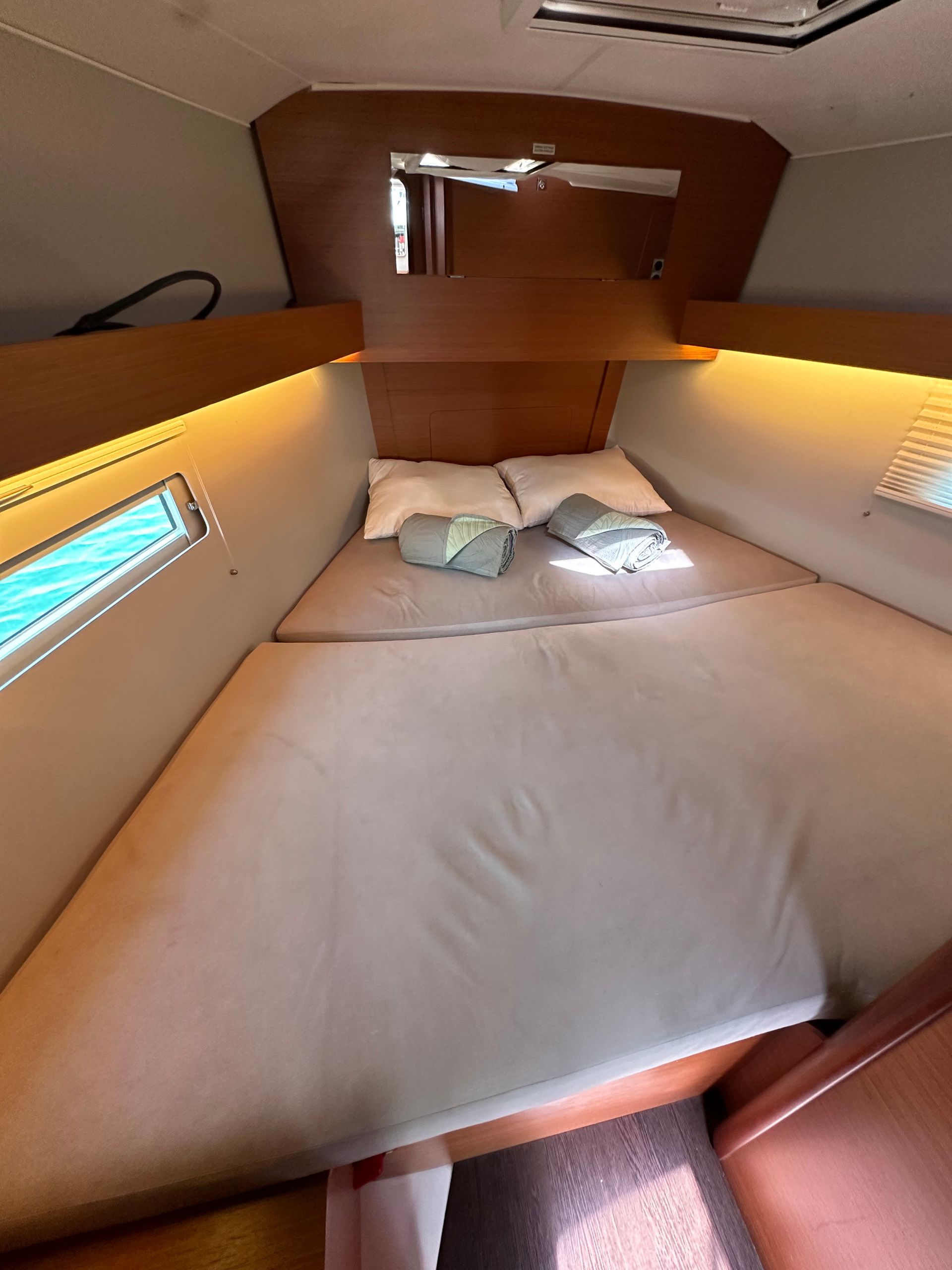 6135088040000105838_bow_cabin.jpg