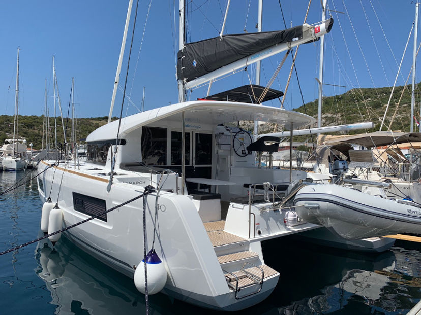Lagoon 40 MONARCH 2020 (air condition, generator)
