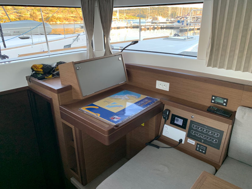 Lagoon 40 MONARCH 2020 (air condition, generator)