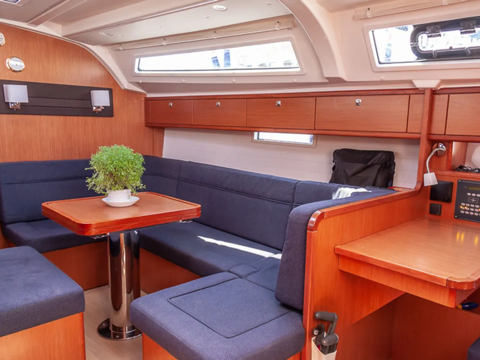 6156292680000107273_IOLI_interior.jpg