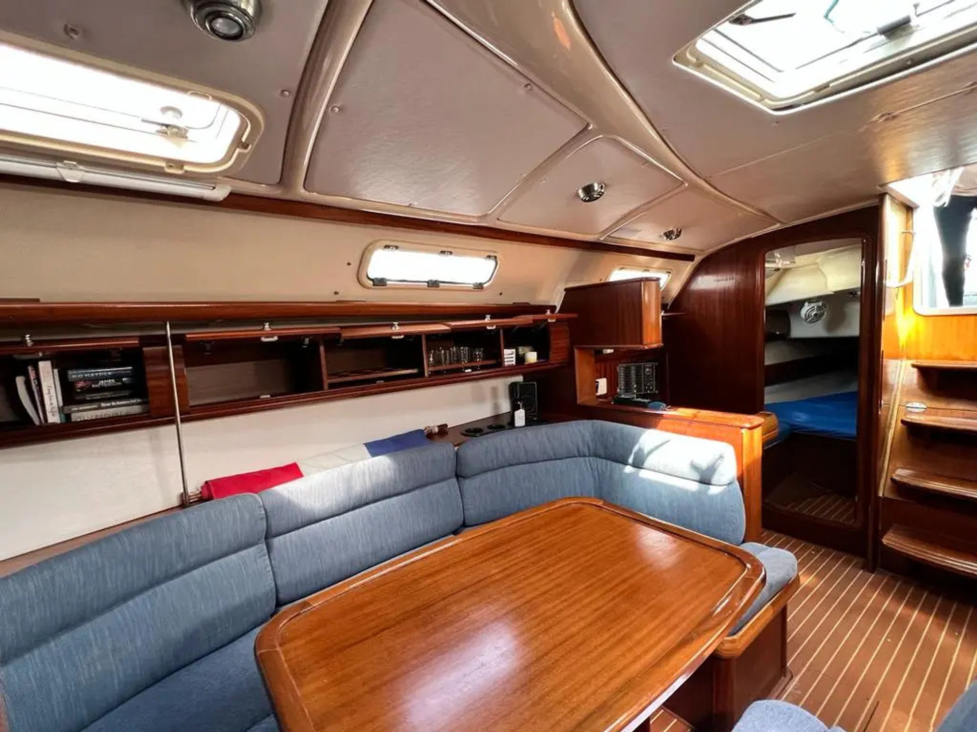 6192004600000107291_Meropi-inside4.jpg