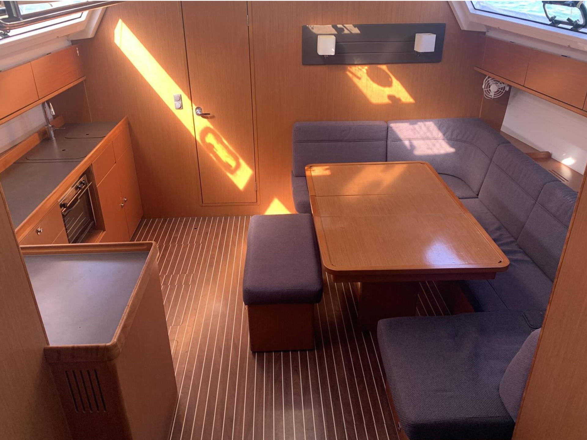 6226325300000106670_interior.jpg