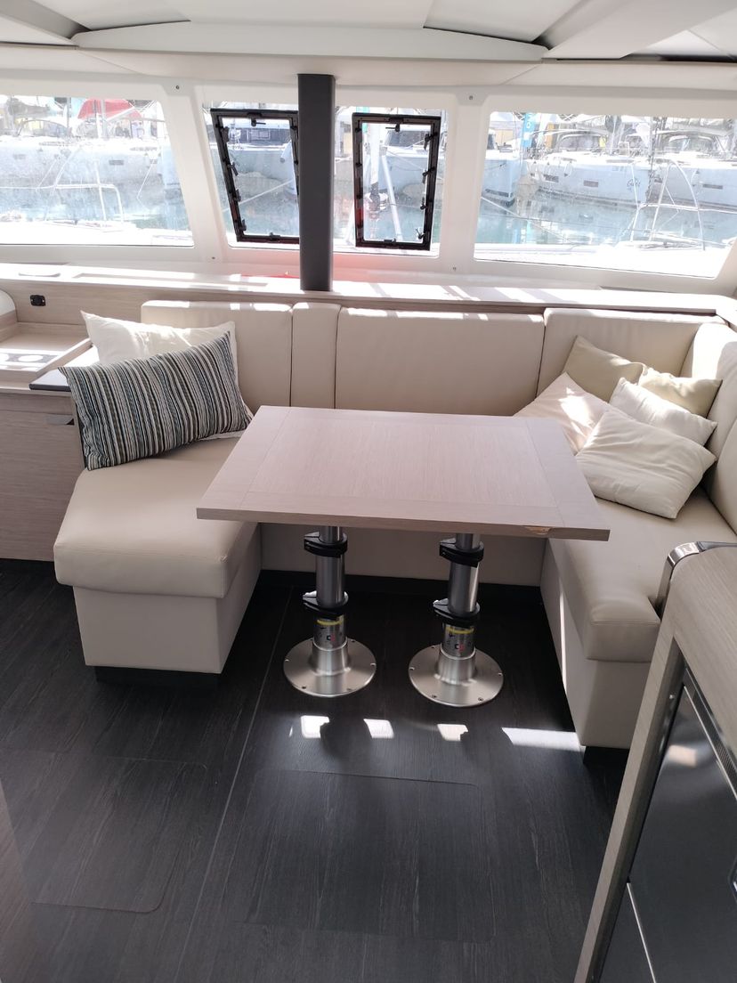 Fountaine Pajot 40 LUNA