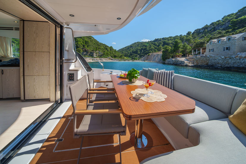Azimut 53 White