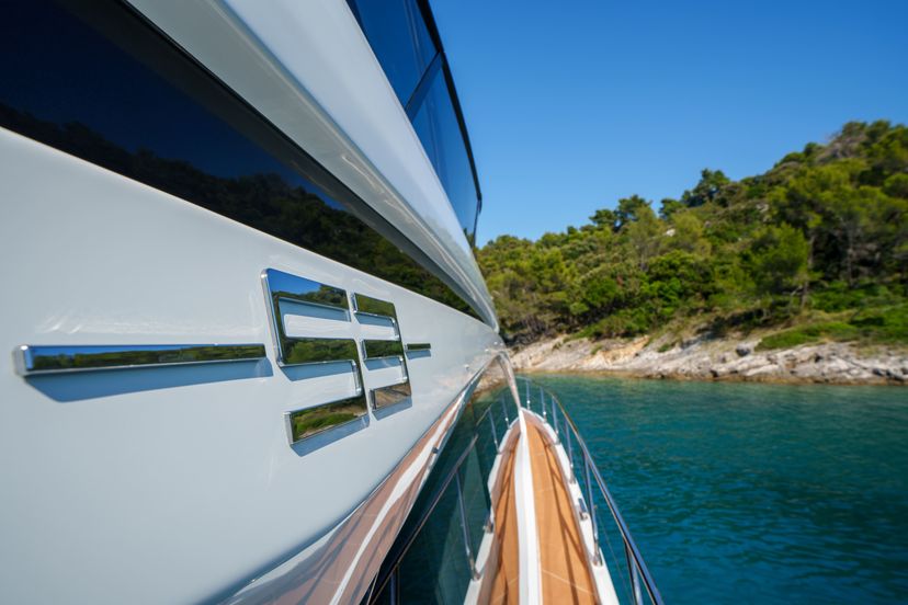 Azimut 53 White