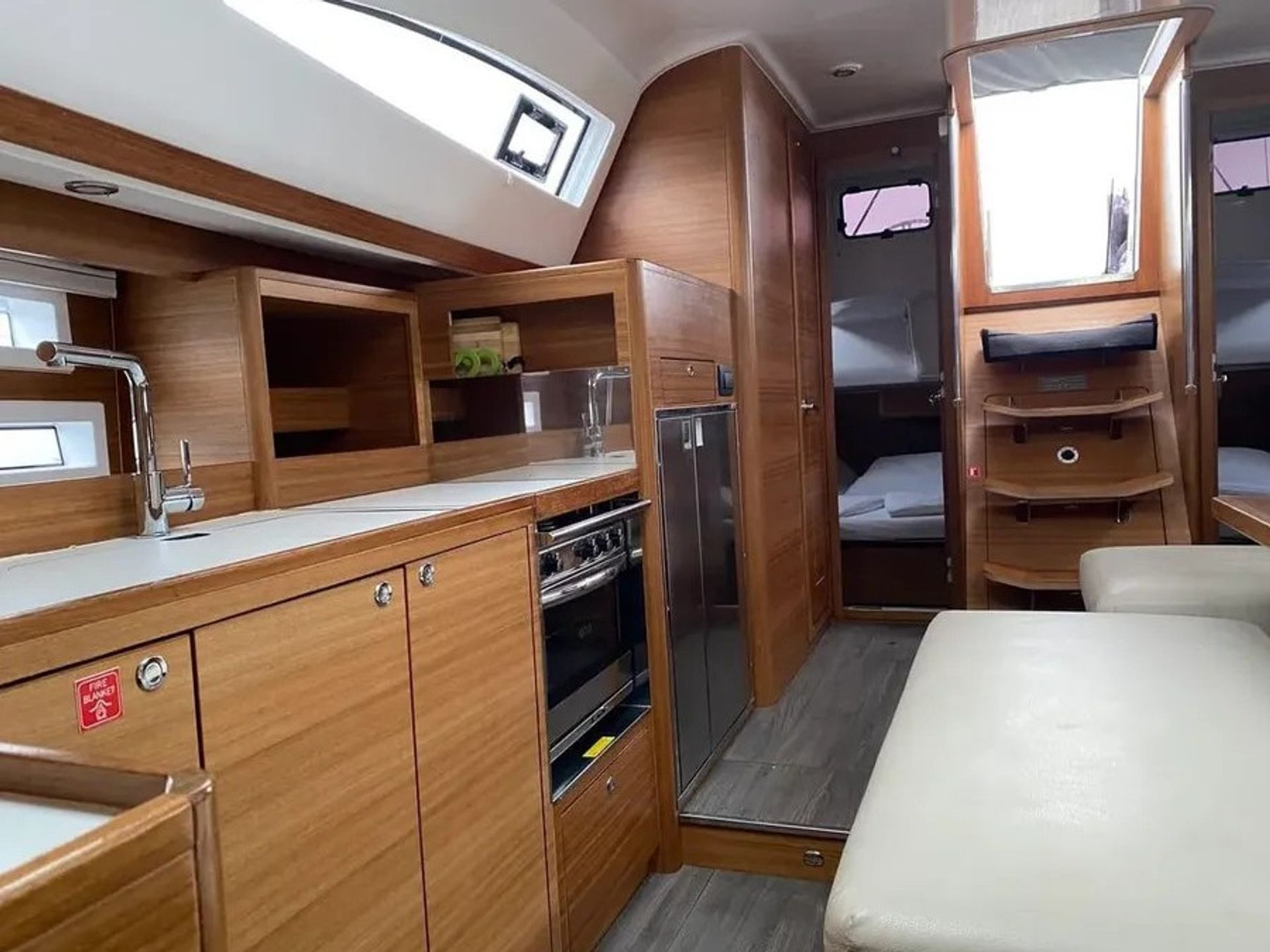 6304541760000102568_JOSI_interior.jpg
