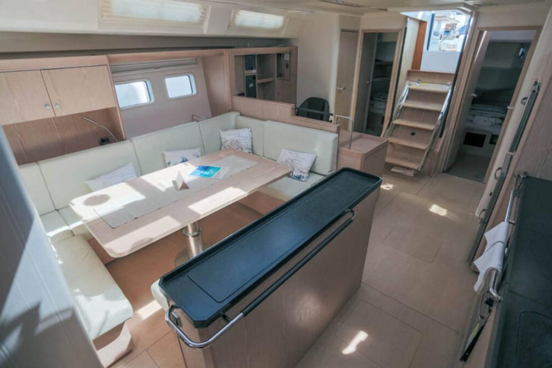 6337544290000102672_SOLAN-interior_7.jpg