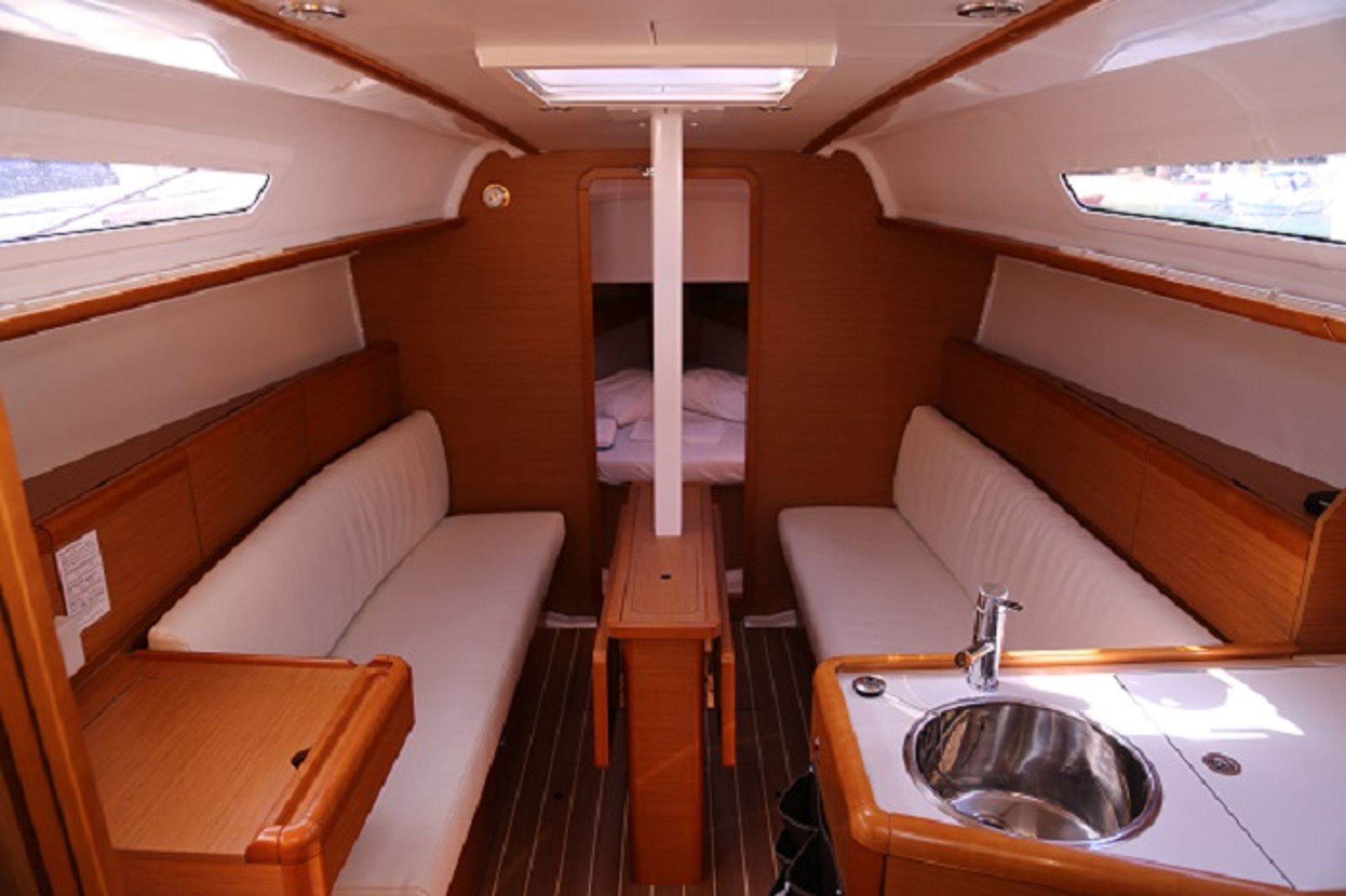 6353731184101768_JSO33i-Saloon.JPG