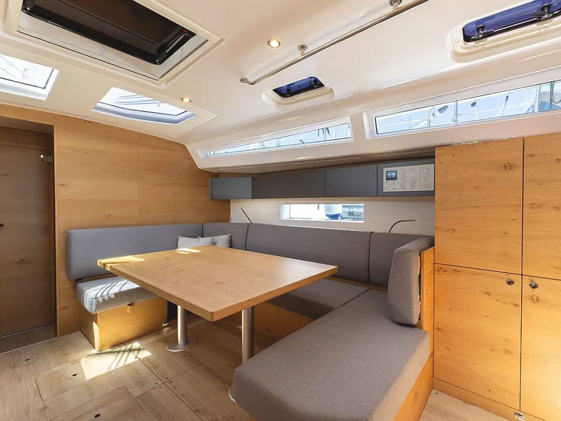 6354590500000100075_Supreme_Interior.jpg