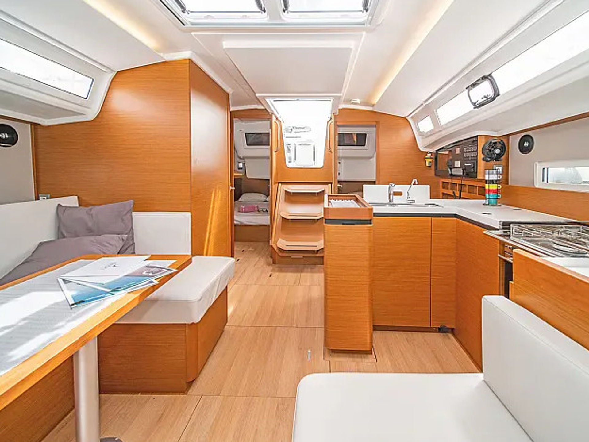 6362735550000101909_interior.jpg