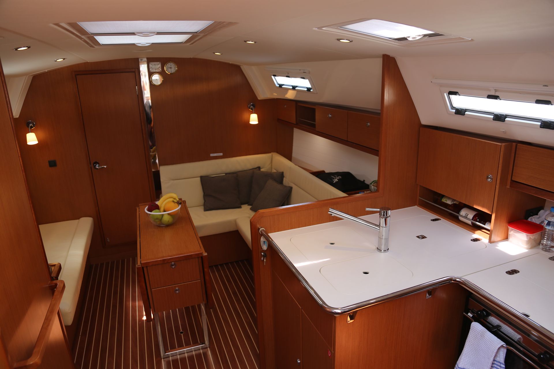 6370131184101768_BAV36-Saloon.JPG