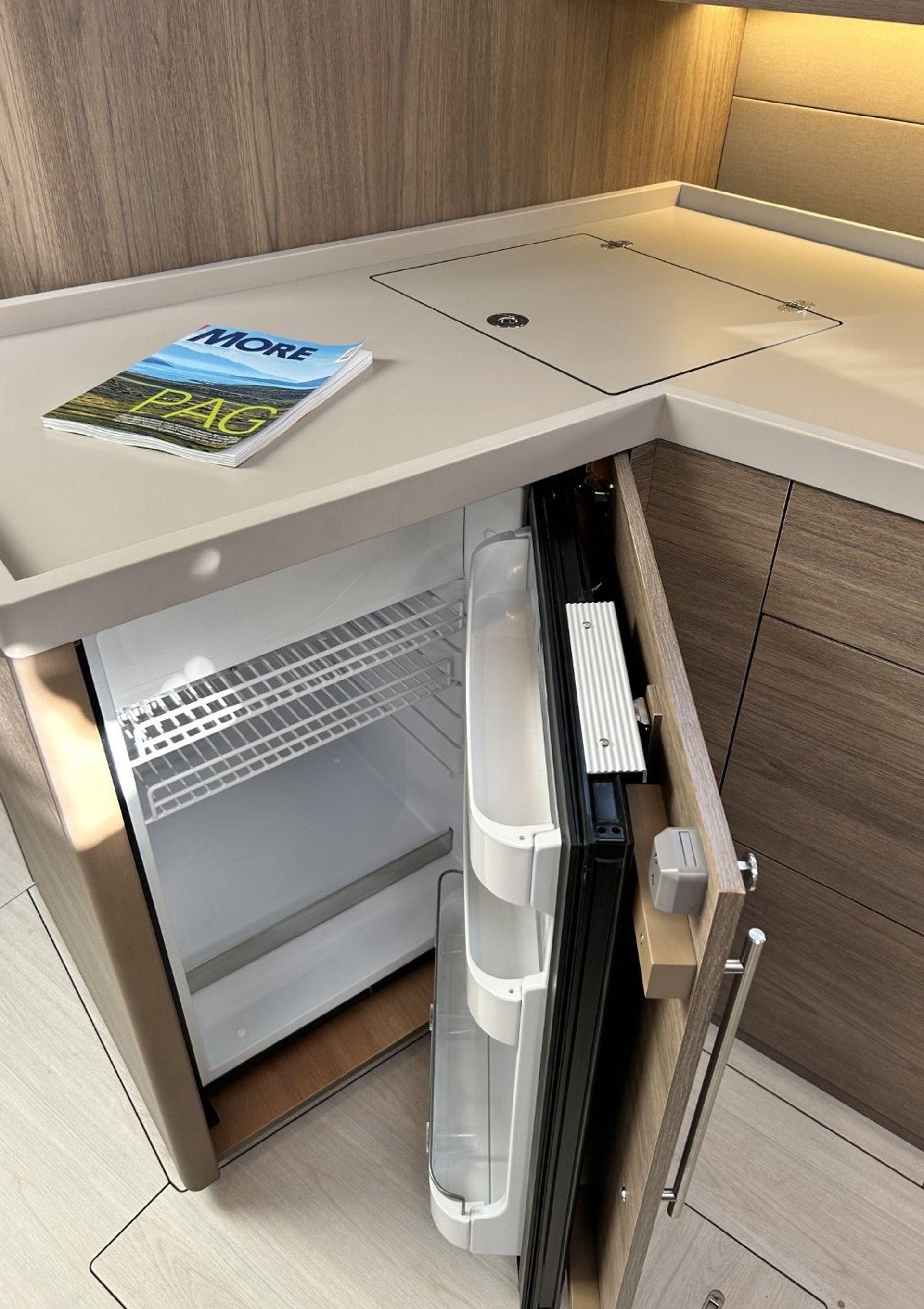 63791121322900172_Oceanis47_Fridge.JPG