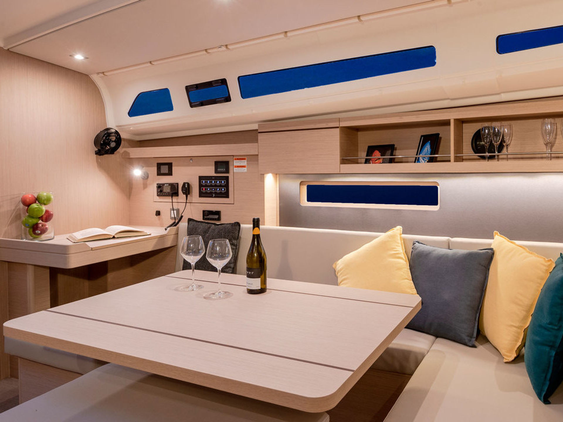 6399996720000102903_Moorings42.3_interior.jpg
