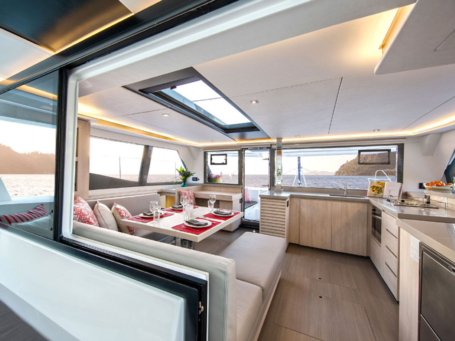 6412703660000102903_Leopard45_interior.jpg