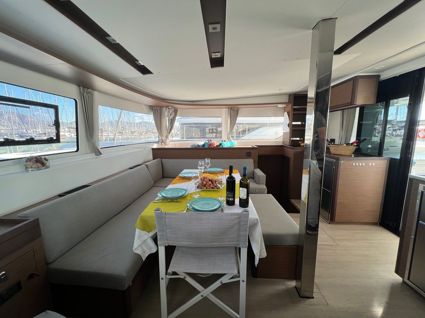 Lagoon 46 MPLE (air condition, generator, water maker) 