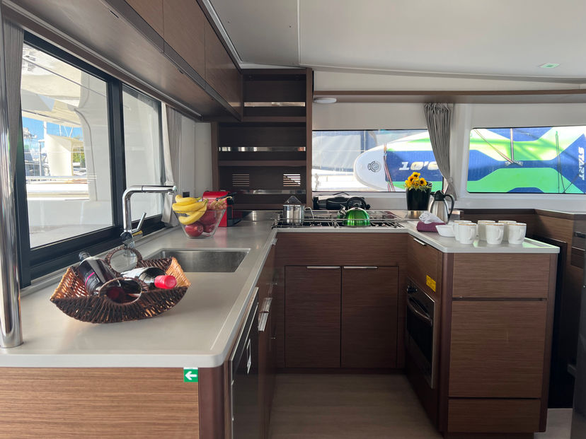Lagoon 46 MPLE (air condition, generator, water maker) 