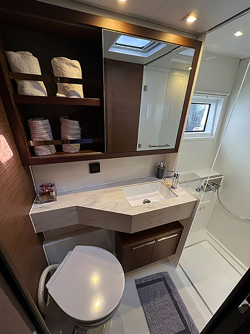 Lagoon 46 MPLE (air condition, generator, water maker) 