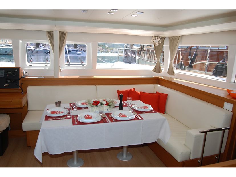 Lagoon 45 AMELIA (A/C, Generator, Watermaker)