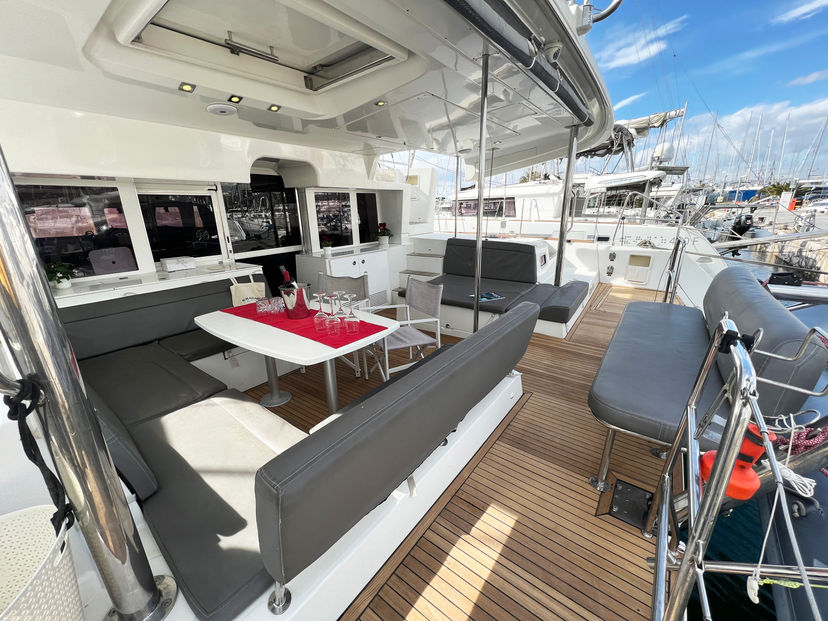 Lagoon 45 AMELIA (A/C, Generator, Watermaker)