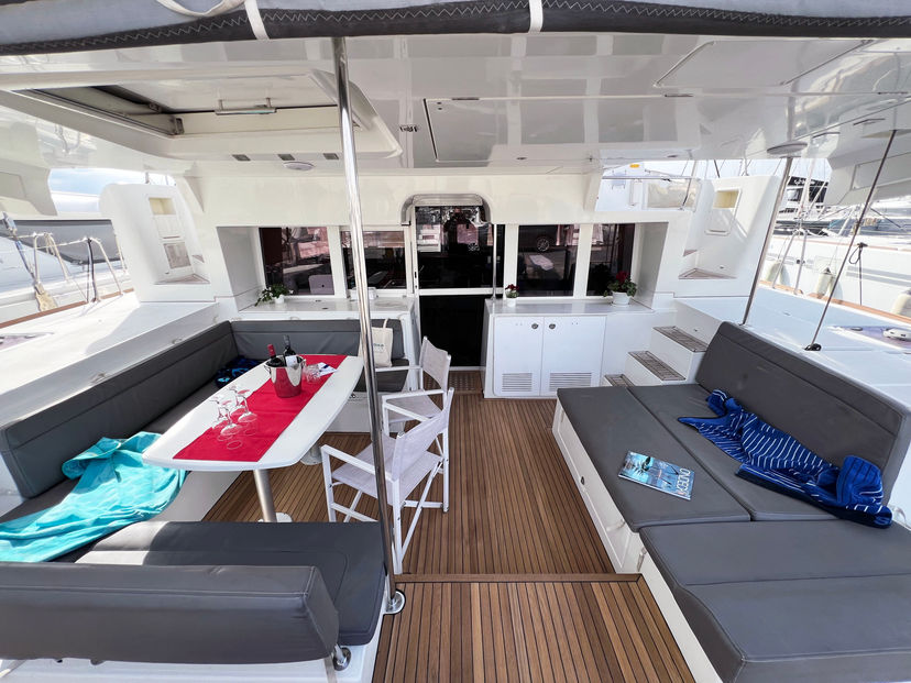 Lagoon 45 AMELIA (A/C, Generator, Watermaker)