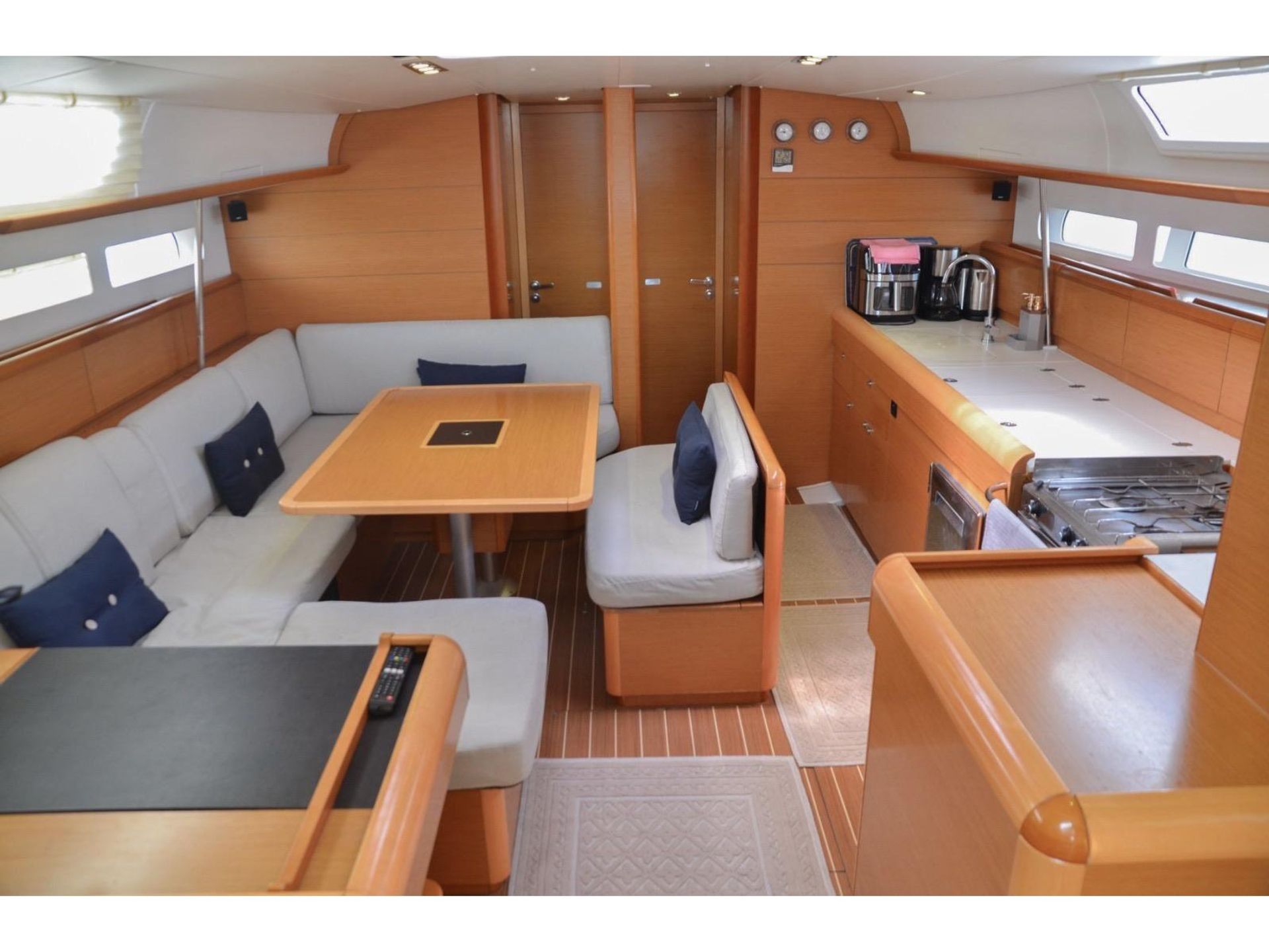 6426110930000101682_Interior.jpg