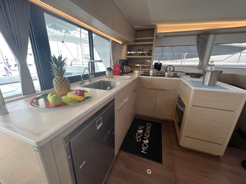 Lagoon 46 MOONDANCE (A/C , generator,watermaker) Skippered Only 