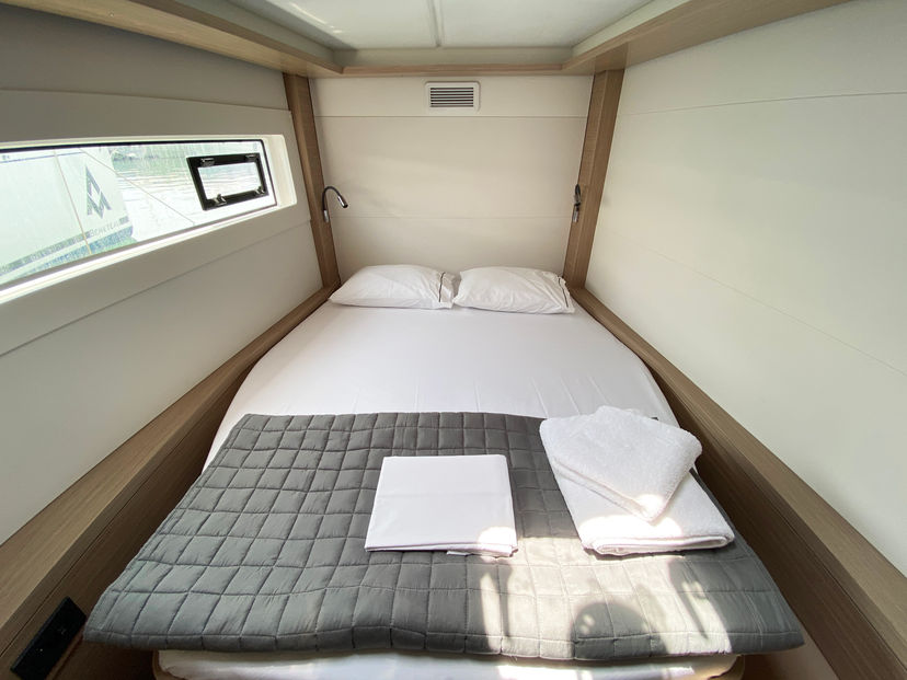 Lagoon 46 MOONDANCE (A/C , generator,watermaker) Skippered Only 