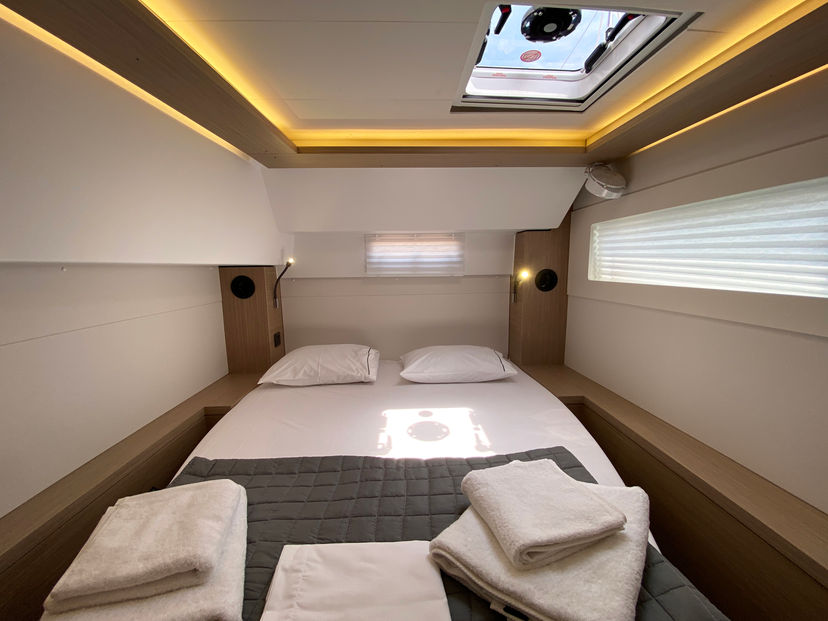 Lagoon 46 MOONDANCE (A/C , generator,watermaker) Skippered Only 