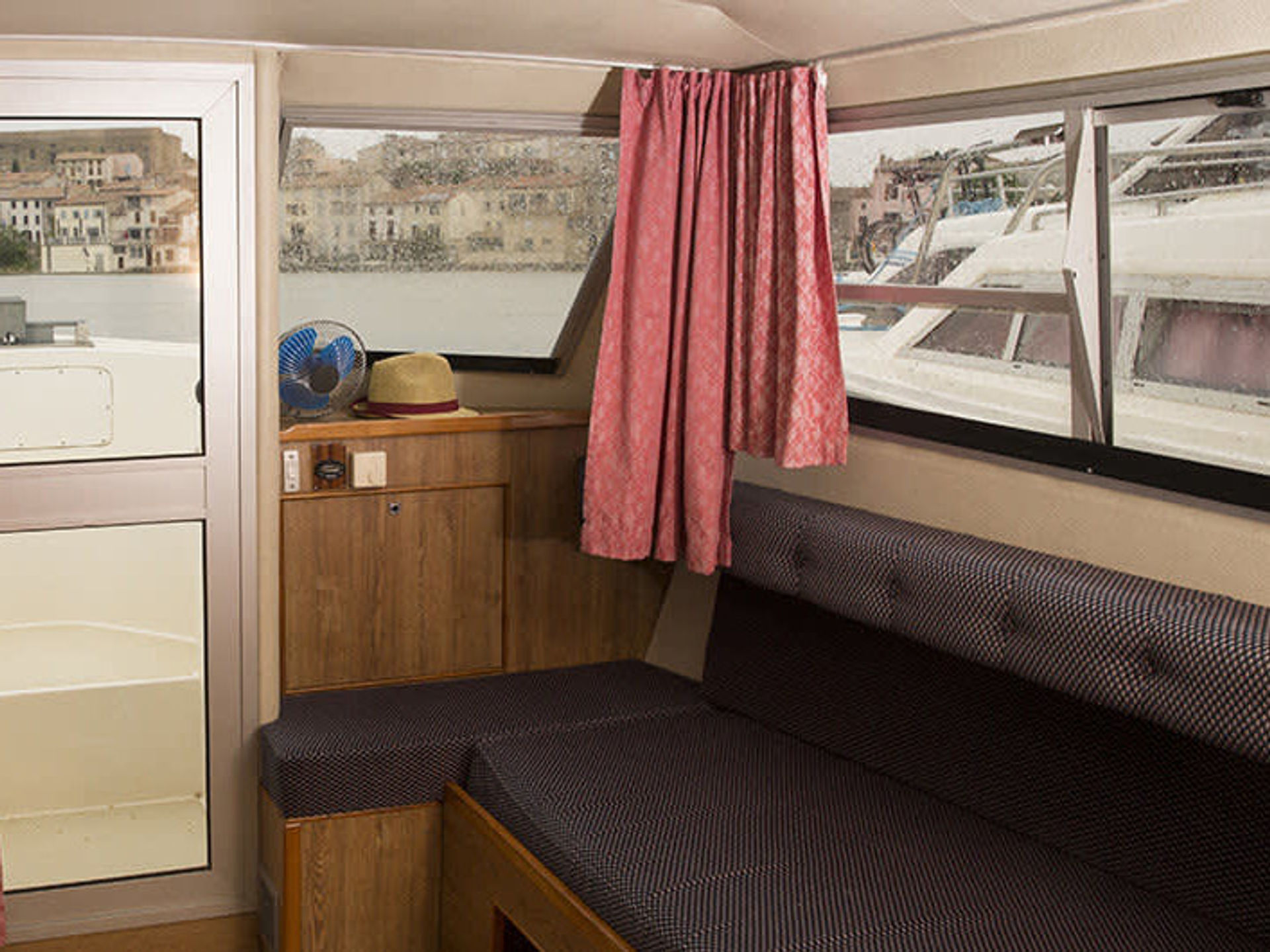 6463137750000102746_cirrus-a_interior.jpg