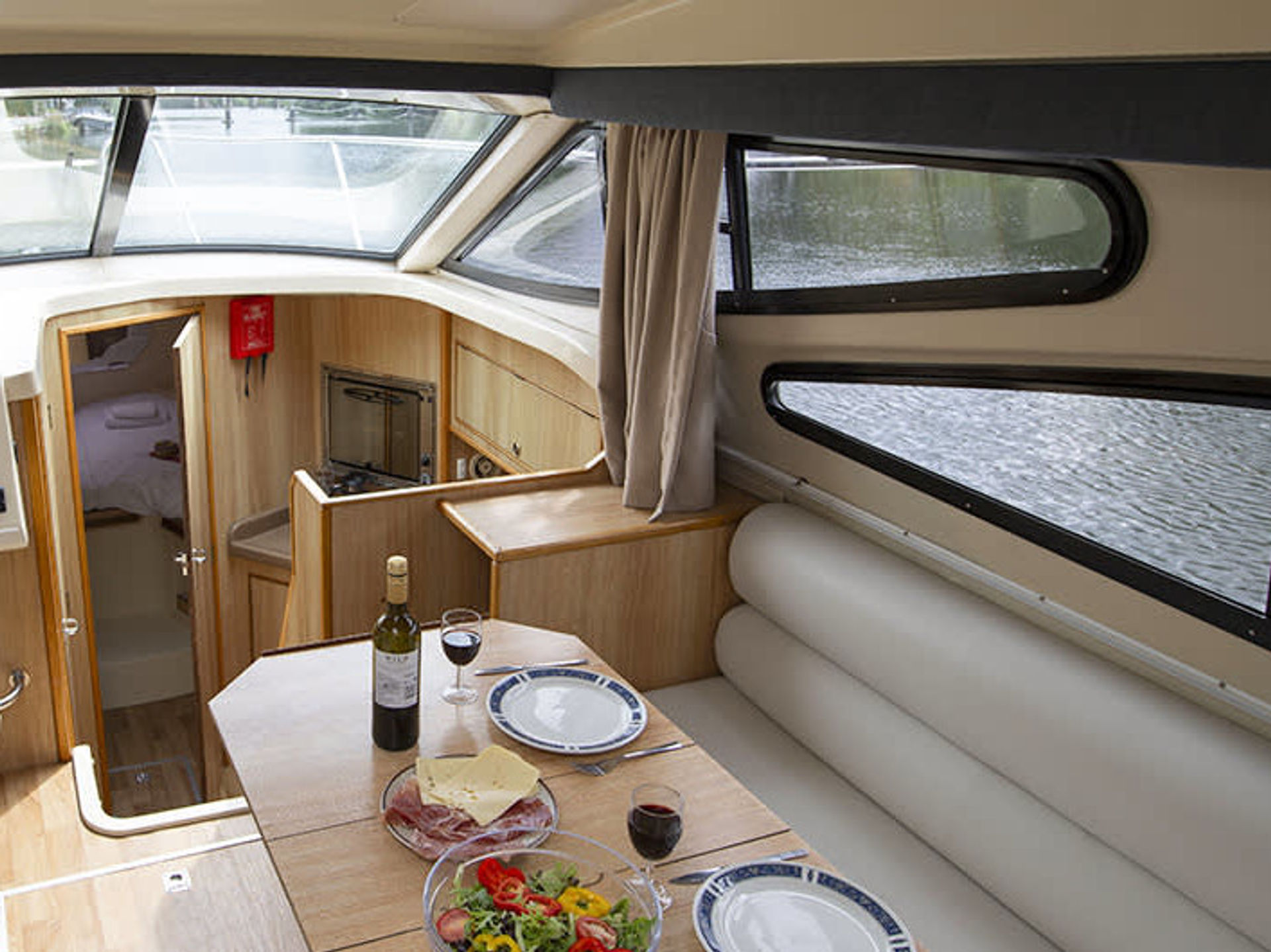 6463181520000102746_Consul_interior.jpg