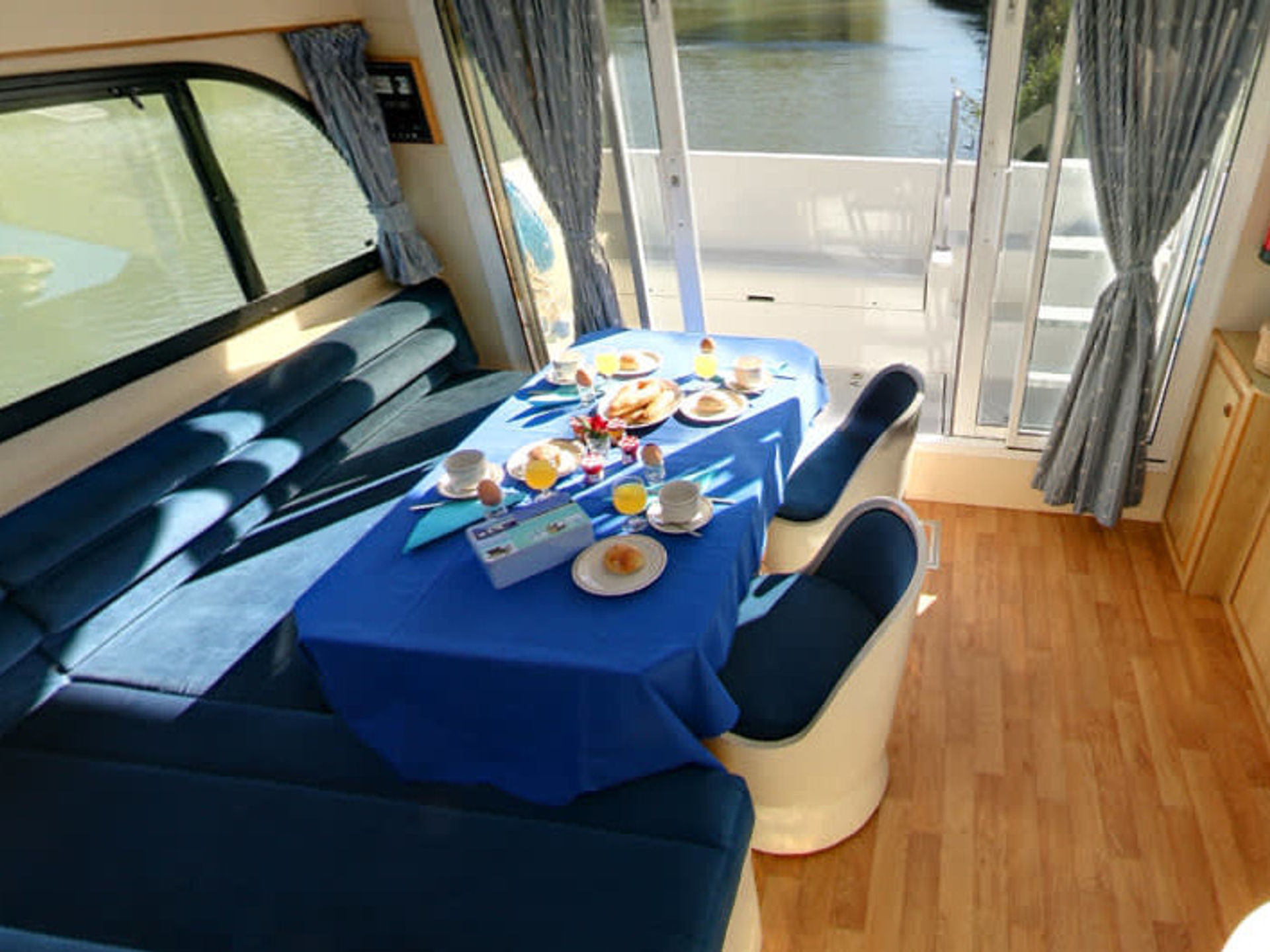 6463211610000102746_Caprice_interior.jpg
