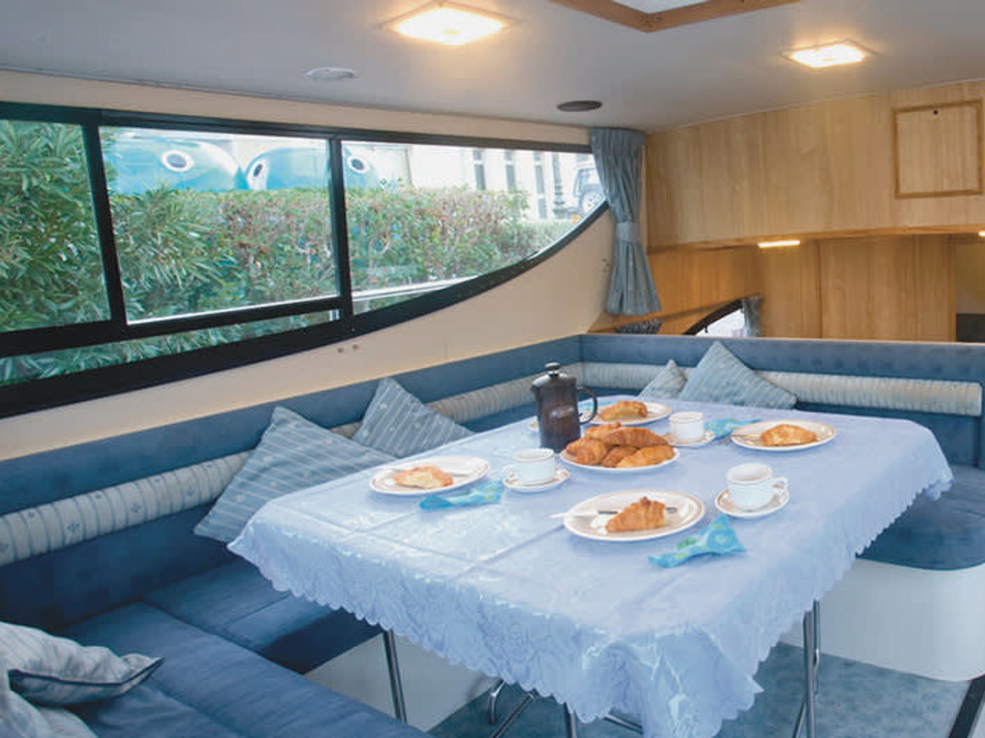 6463246210000102746_Magnifique_interior.jpg