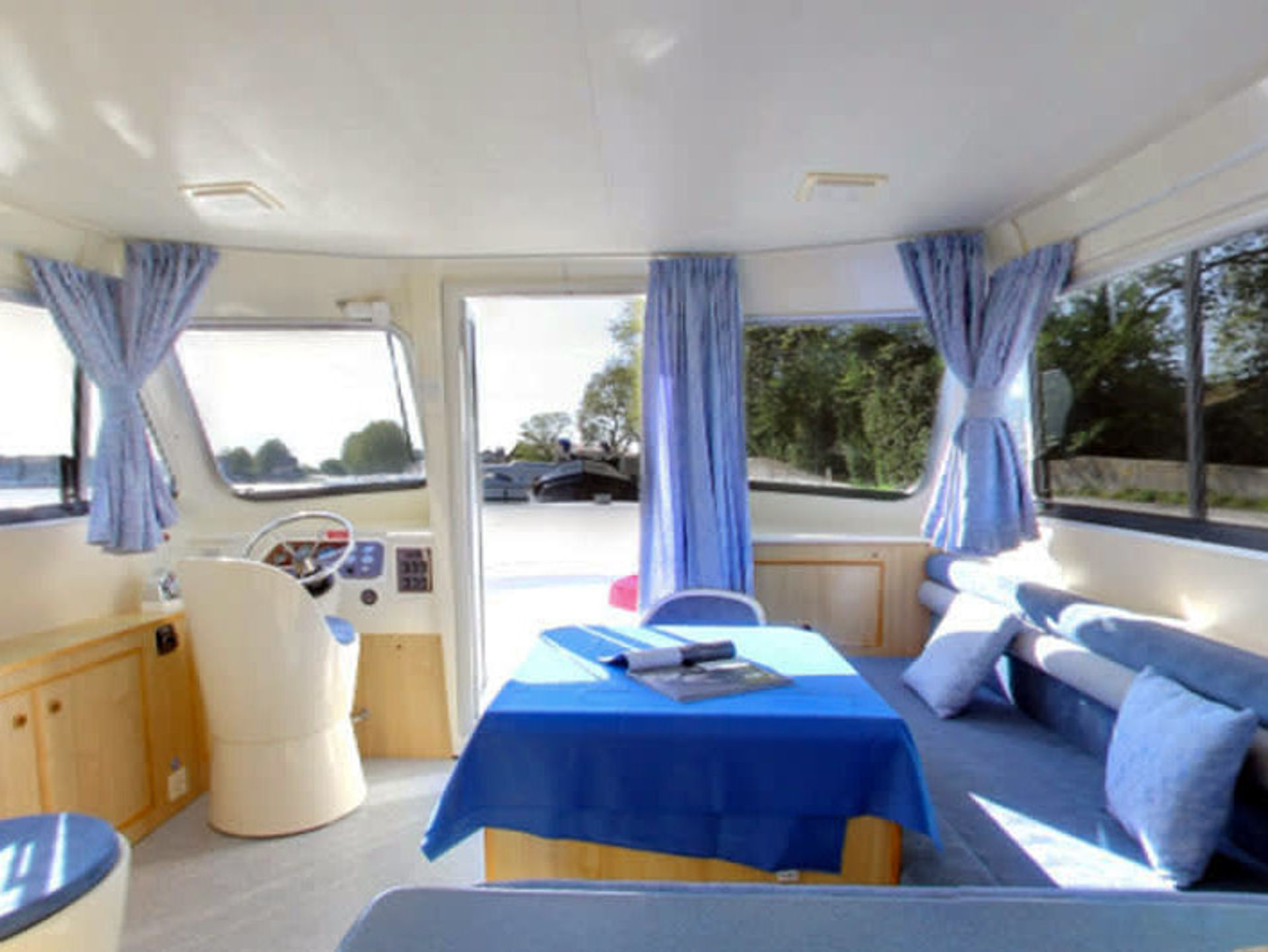 6463265290000102746_calypso_interior.jpg