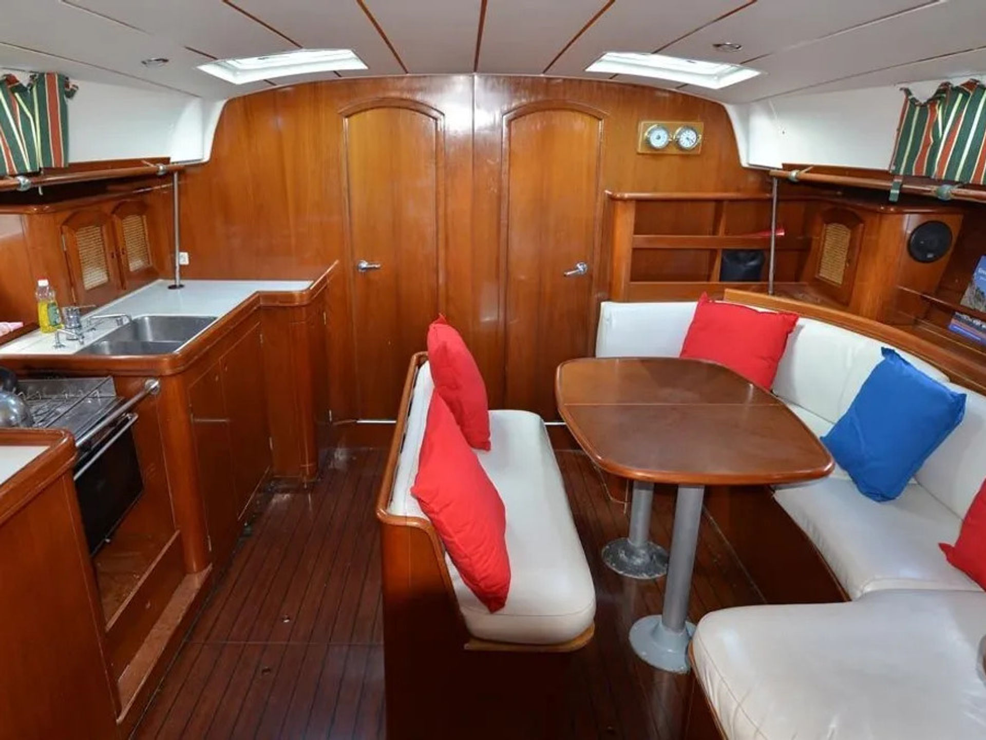 6550985250000101002_Seagull_interior.jpg
