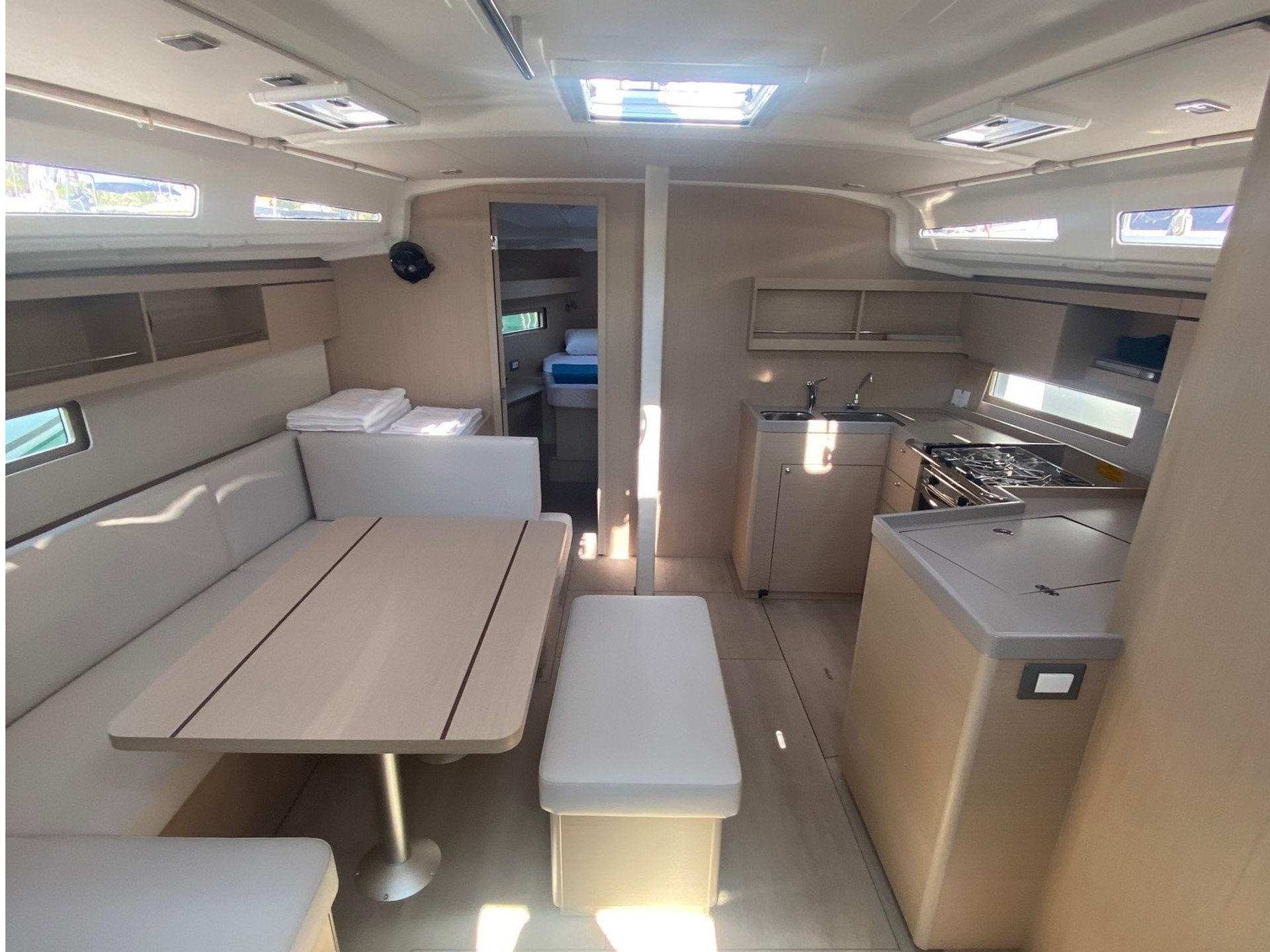 6582209150000101002_Oceanis40.1_interior.jpg